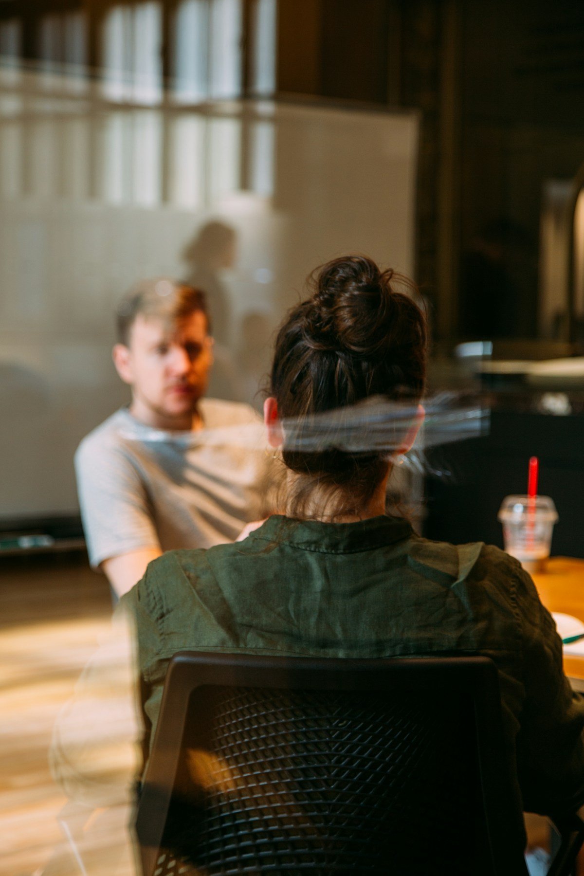 Two colleagues in a discussion during a meeting, illustrating Microsoft Teams collaboration